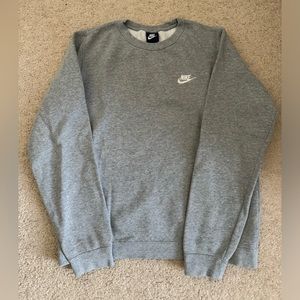 Men’s Nike crewneck size medium